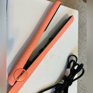 Amika 1.25” Hair Straightener
